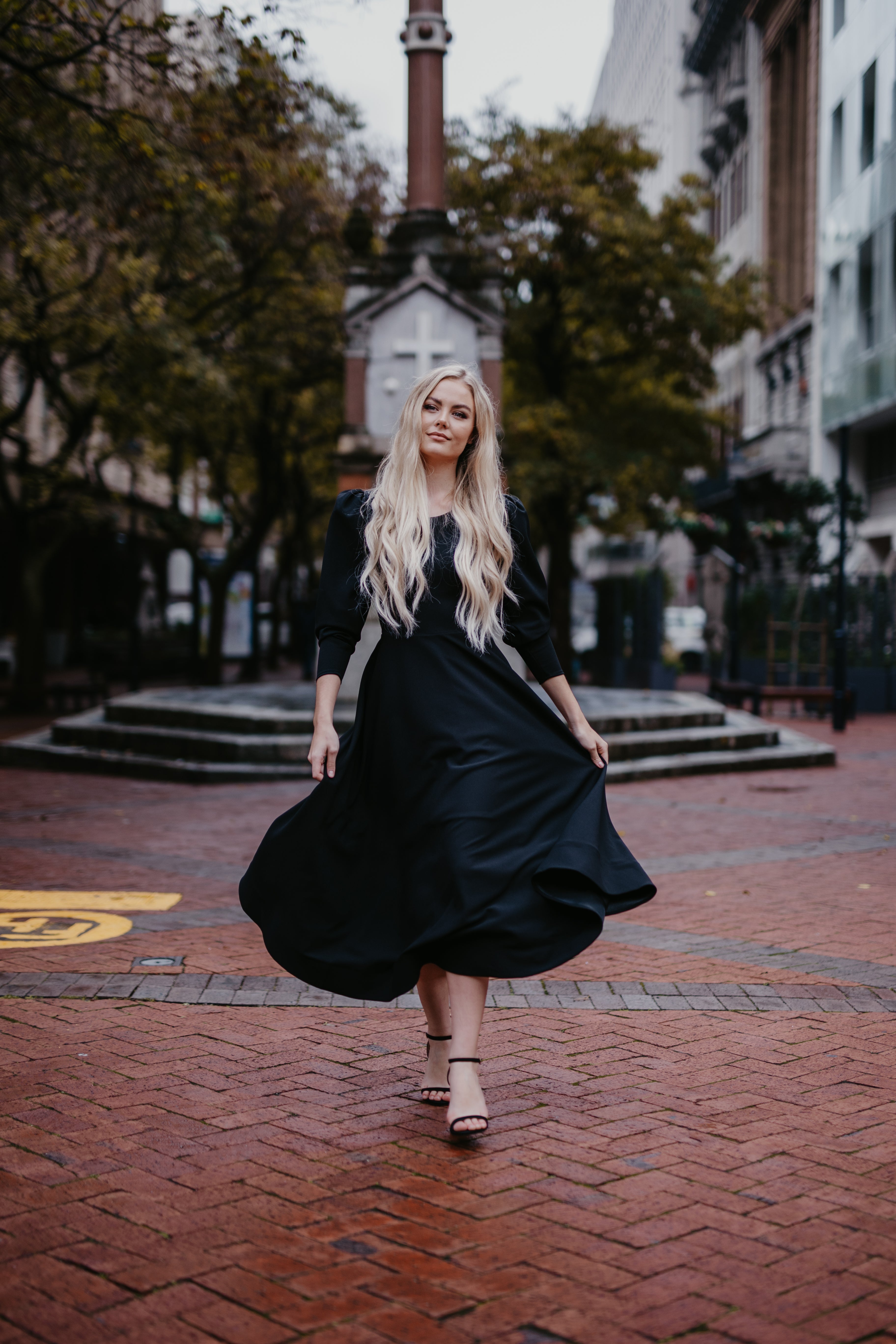 LINDA – LENA LISA | Fashion Designer